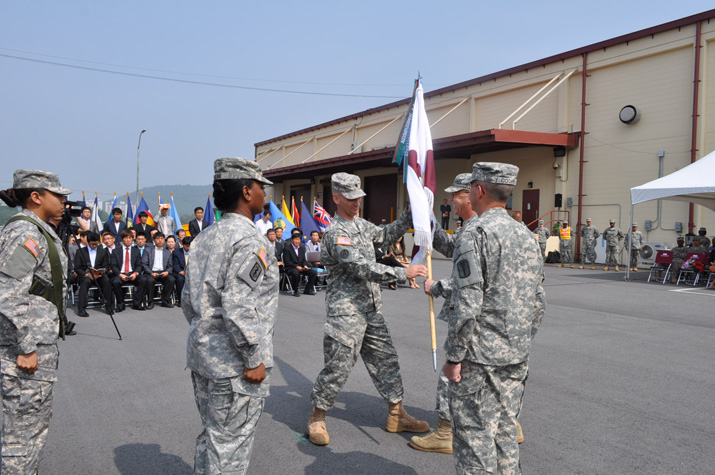 Lt. Col. Shon-Neil W. Severns, outgoing commander of USAMMC-K, accepts the flag from Maj. Gen. James K. Gilman, USAMRMC commander