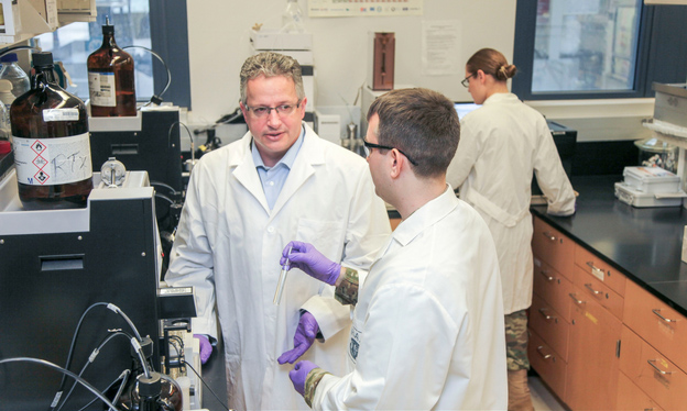 Dr. Sciotti working with WRAIR Soldier scientists