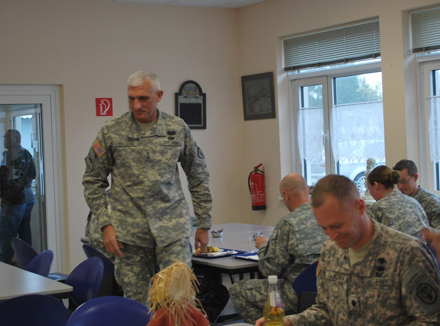 Lt. Gen. Hertling arrives to have lunch with Soldiers at USAMMCE