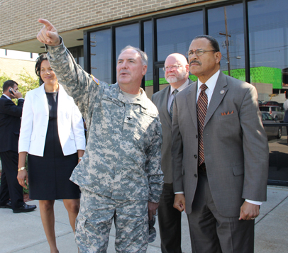 Col. Peter Schultheiss discusses construction progress with Rep. Sanford D. Bishop Jr.