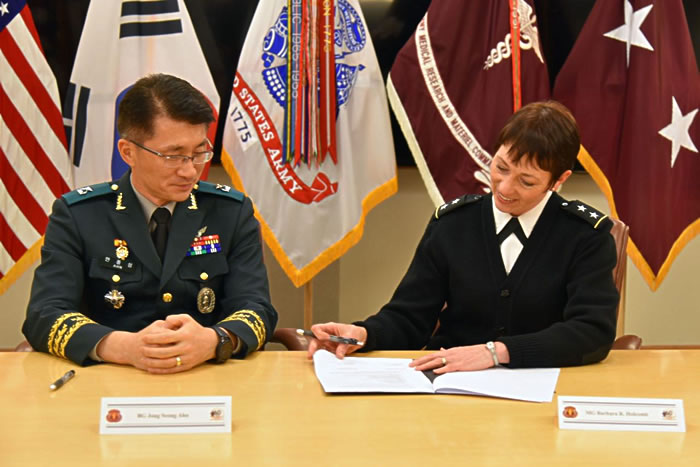 Maj. Gen. Barbara R. Holcomb and Brig. Gen. Jong Seong Ahn